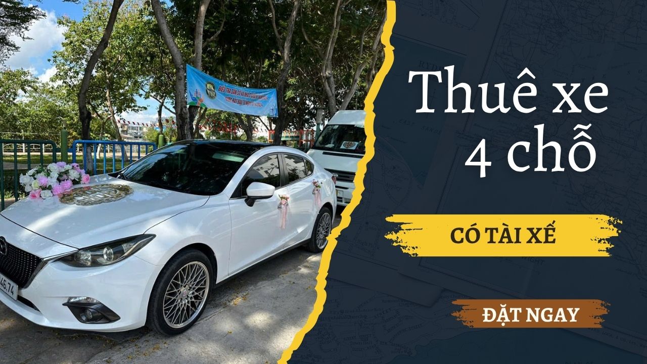 Xe Sedan thuê xe 4 chỗ có tài xế sang trọng (Camry/Mazda 6) đỗ tại sảnh chờ, sẵn sàng đón khách công tác.