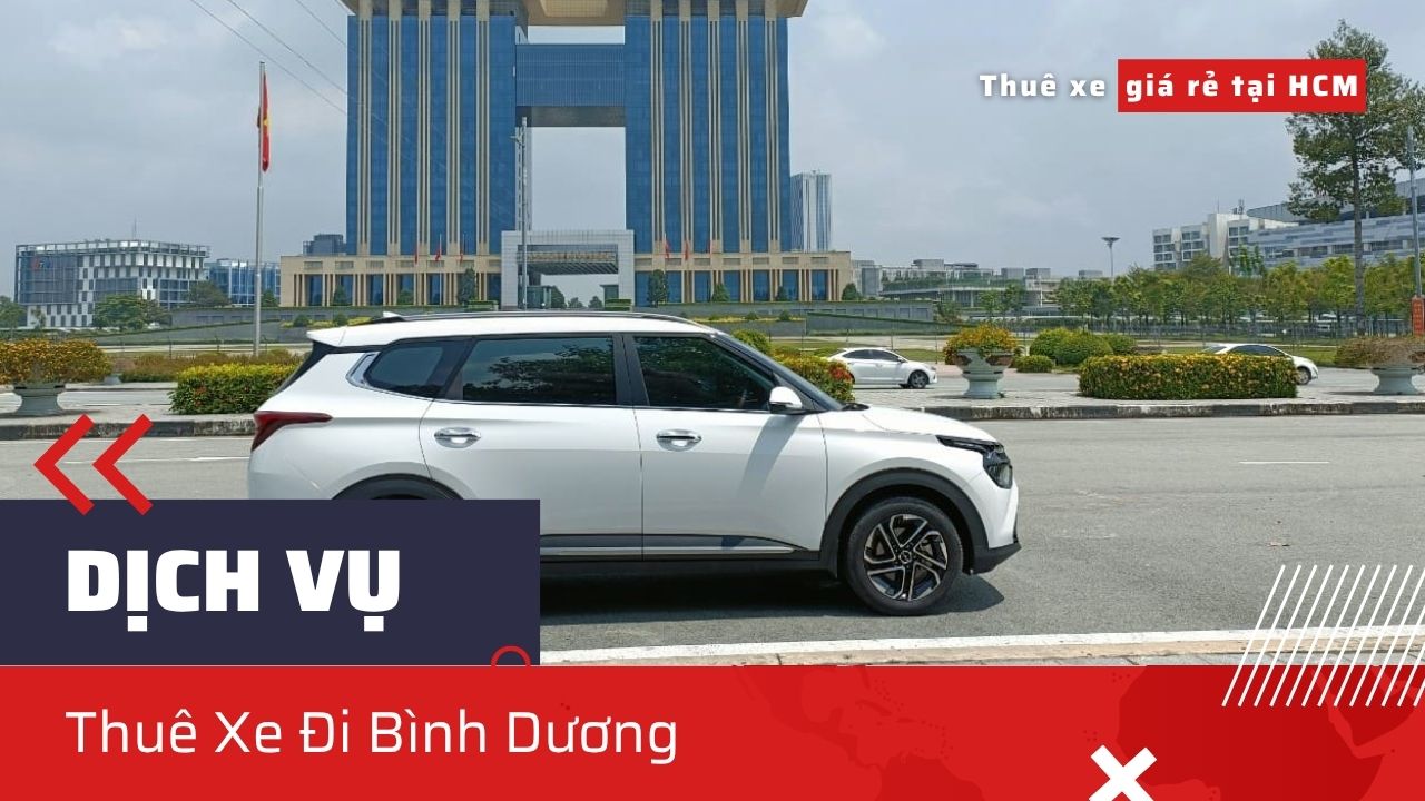 Xe 4 chỗ đời mới (Vios/Mazda) đang đỗ trước cổng Khu Công Nghiệp, phục vụ dịch vụ Thuê Xe Đi Bình Dương cho công tác.