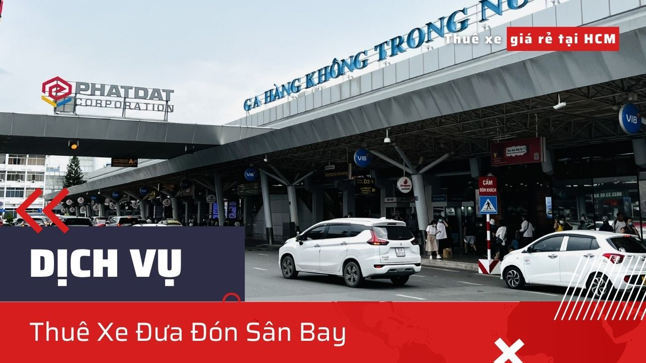Hình ảnh xe 7 chỗ đón khách gia đình với hành lý tại ga đến, thể hiện dịch vụ Thuê xe đưa đón sân bay Tân Sơn Nhất chuyên nghiệp, đúng giờ.