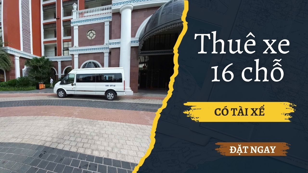 Xe thuê xe 16 chỗ có tài xế Ford Transit/Solati đời mới đang dừng đón đoàn khách du lịch tại một địa điểm nổi bật.