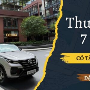 Xe thuê xe 7 chỗ có tài xế (như Fortuner/Sedona) đang di chuyển trên đường cao tốc, hình ảnh rõ nét, an toàn.