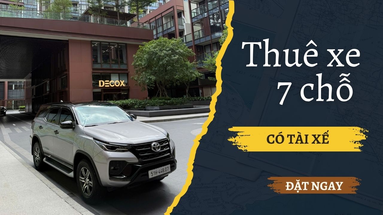 Xe thuê xe 7 chỗ có tài xế (như Fortuner/Sedona) đang di chuyển trên đường cao tốc, hình ảnh rõ nét, an toàn.