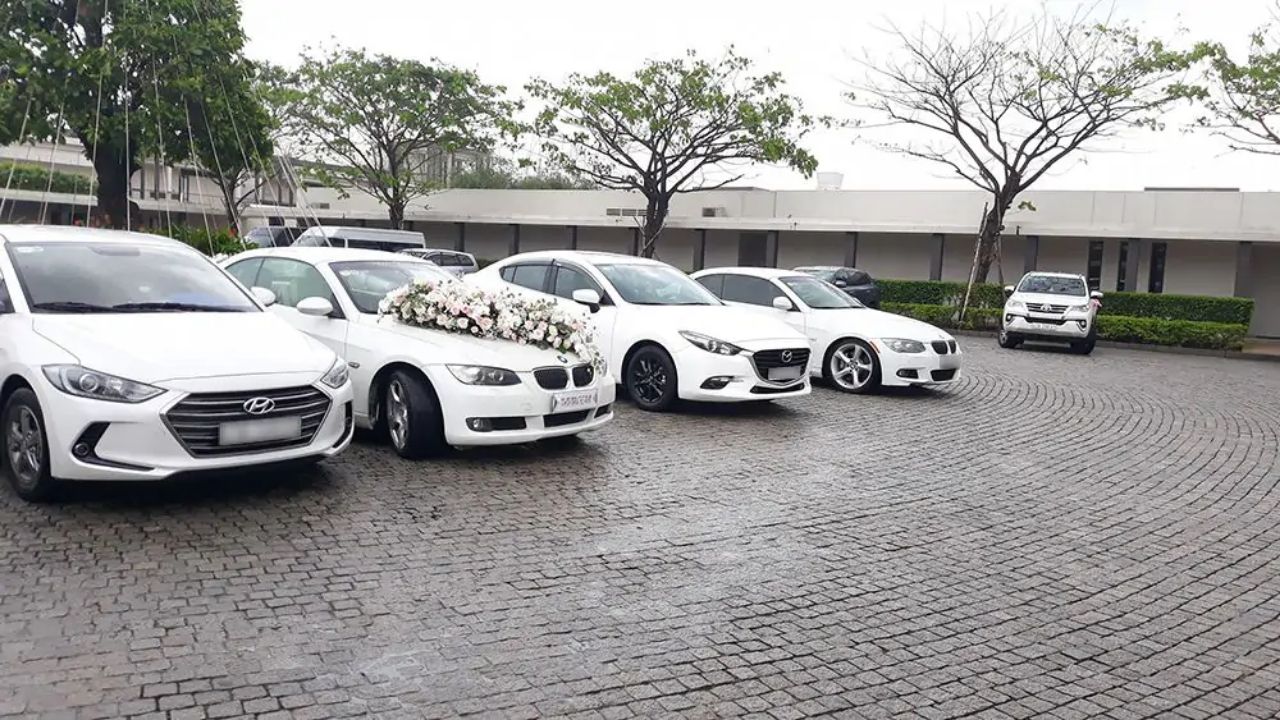 Nội thất hàng ghế sau rộng rãi, da cao cấp của xe thuê xe 4 chỗ có tài xế, có thể nhìn thấy tài xế đang ngồi ở ghế lái.