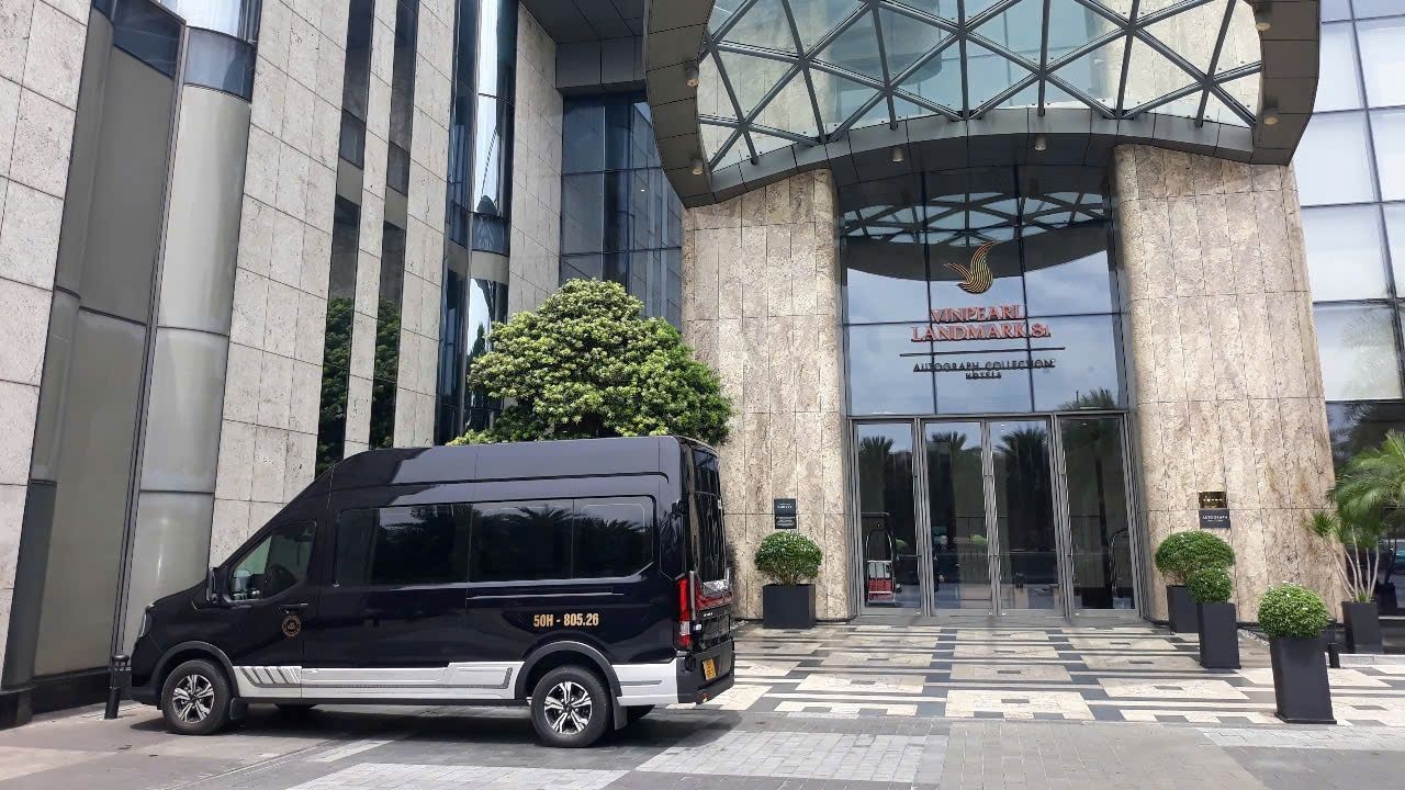 Nội thất Limousine 9/11 chỗ với ghế da massage cao cấp, không gian rộng rãi. Đặt xe Limousine giá rẻ để tận hưởng tiện nghi này.