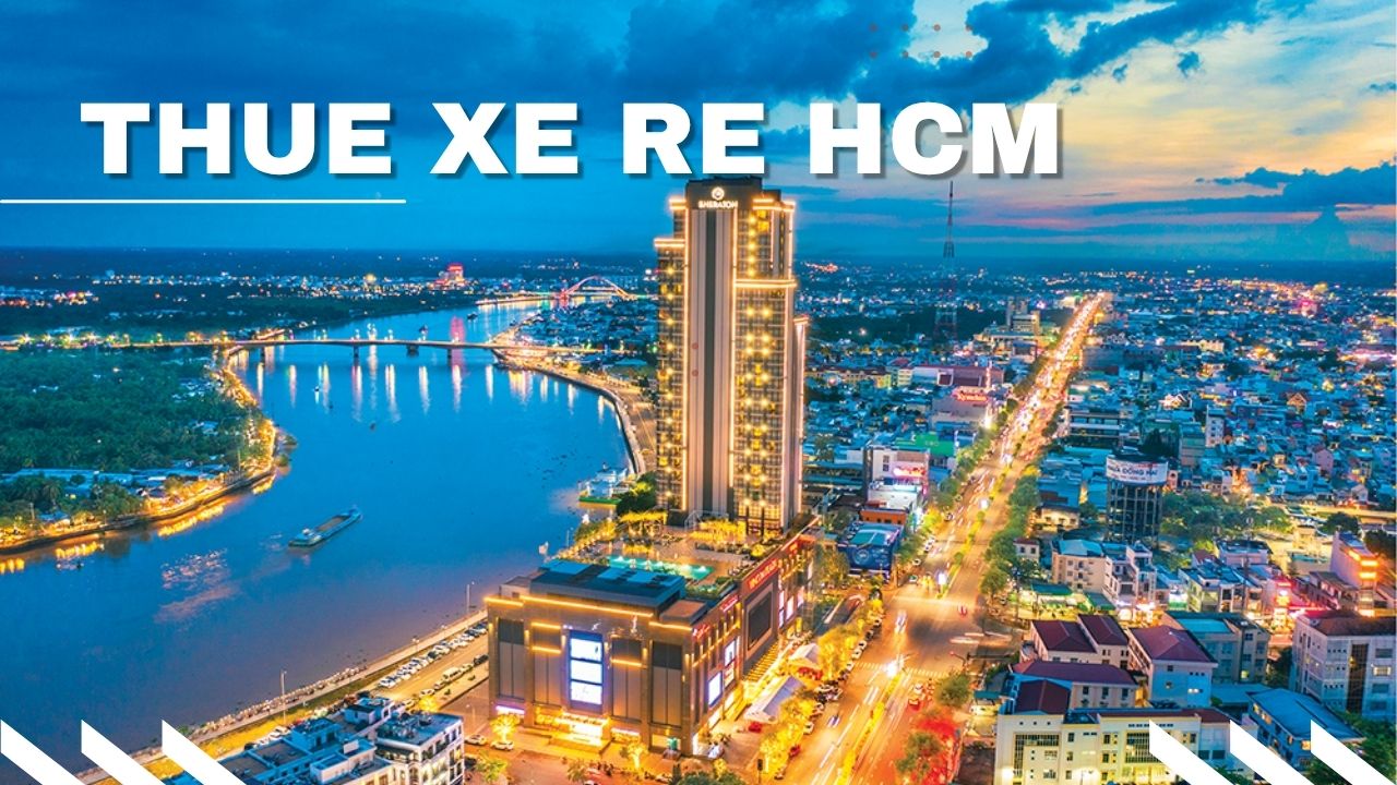 Xe du lịch 29 chỗ (hoặc lớn hơn) đang đón đoàn khách tại vườn trái cây/resort Cần Thơ, minh họa dịch vụ Thuê Xe Đi Cần Thơ cho đoàn tham quan.