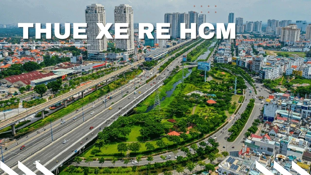 Xe 16 chỗ Solati/Transit đang chở đoàn khách di chuyển, minh họa dịch vụ Thuê Xe Đi Long An cho nhóm đông người tham quan Khu du lịch sinh thái.