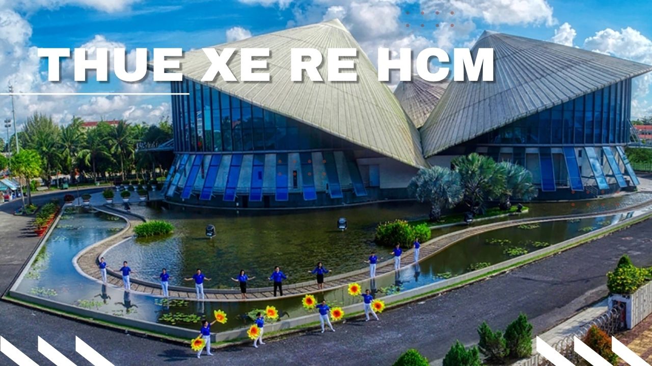 Xe 16 chỗ Solati/Transit đang đón đoàn hành hương tại Bạc Liêu, minh họa dịch vụ Thuê Xe Đi Bạc Liêu cho đoàn tham quan, lễ bái Quán Âm Phật Đài.