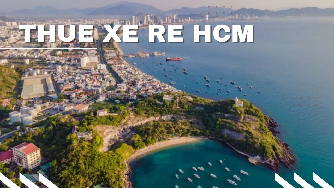 Xe 16 chỗ Solati/Transit đang đón đoàn khách du lịch tại Khánh Hòa, minh họa dịch vụ Thuê Xe Đi Khánh Hòa cho đoàn tham quan, teambuilding biển.