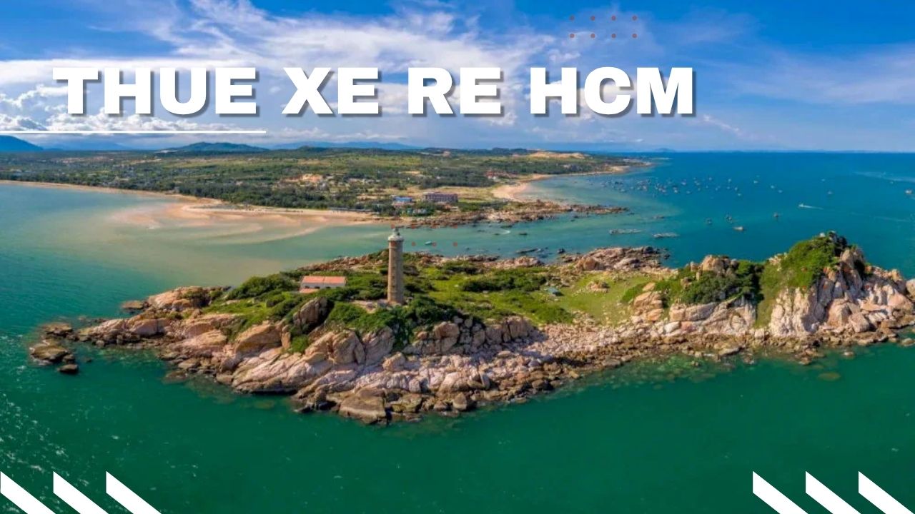 Xe 16 chỗ Solati/Transit đang đón đoàn khách du lịch tại khu vực resort Mũi Né, minh họa dịch vụ Thuê Xe Đi Bình Thuận cho đoàn teambuilding.