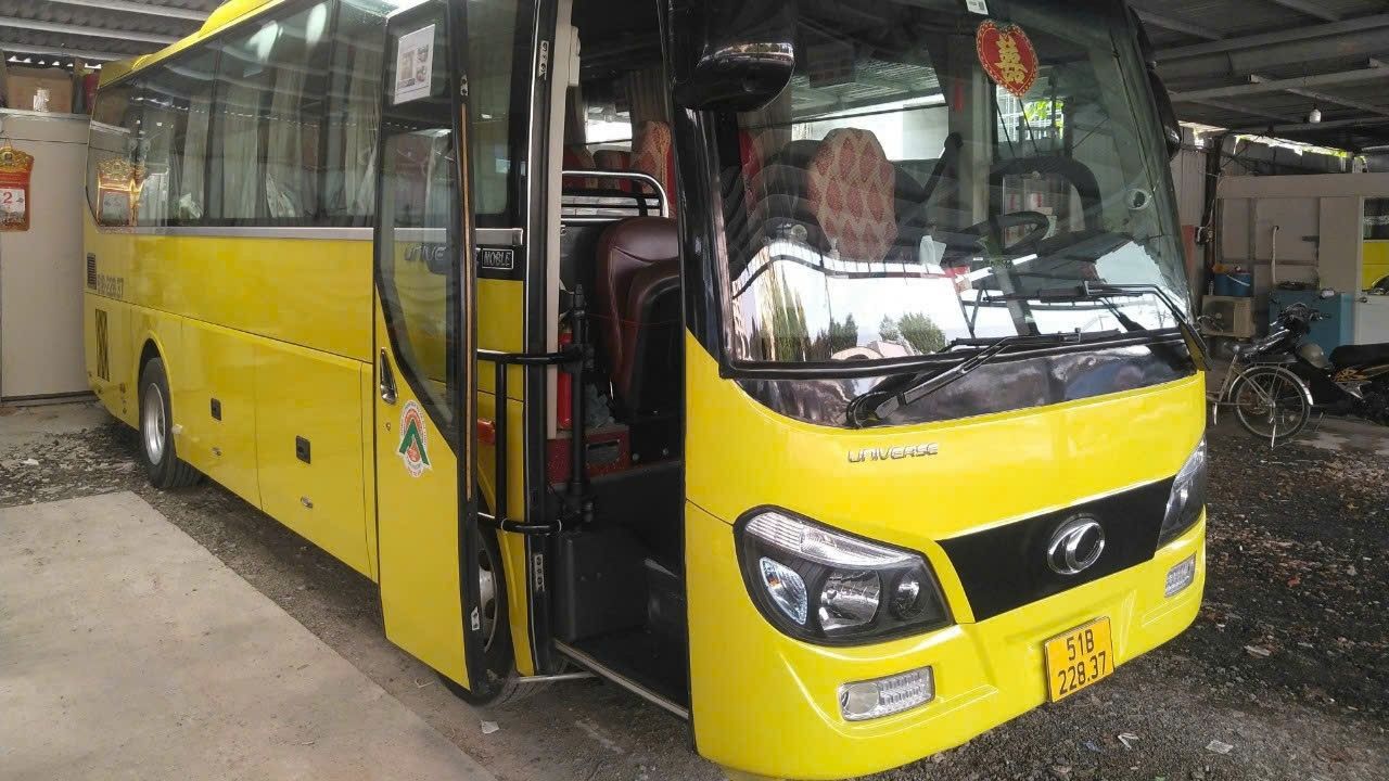 Nội thất rộng rãi, ghế ngồi bọc da cao cấp của dịch vụ Thuê xe 45 chỗ có tài xế, đảm bảo tiện nghi cho hành khách.