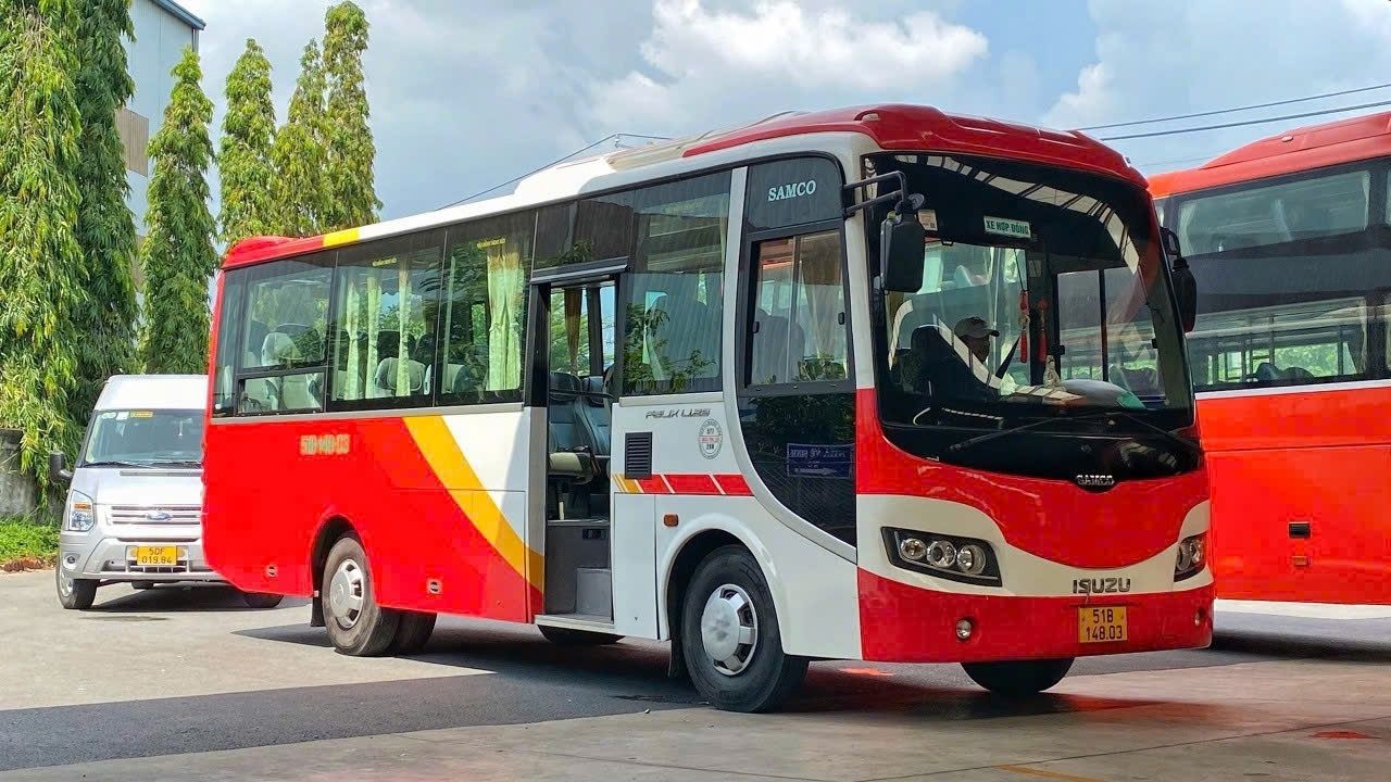 Tài xế chuyên nghiệp, đồng phục chỉnh tề đứng bên xe, sẵn sàng phục vụ dịch vụ thuê xe 29 chỗ có tài xế.