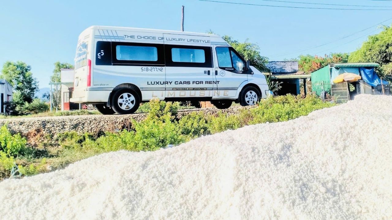 Nội thất rộng rãi, ghế da êm ái của xe thuê xe 16 chỗ có tài xế, hành khách đang thư giãn trên đường đi.