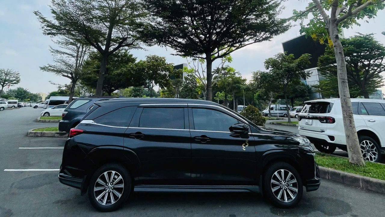 Khoang hành lý rộng rãi của xe thuê xe 7 chỗ có tài xế (khi gập ghế), chứa được nhiều vali cỡ lớn.