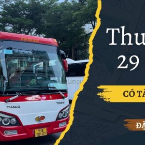 Xe du lịch thuê xe 29 chỗ có tài xế đời mới, ngoại thất màu trắng/vàng sang trọng, sẵn sàng khởi hành.