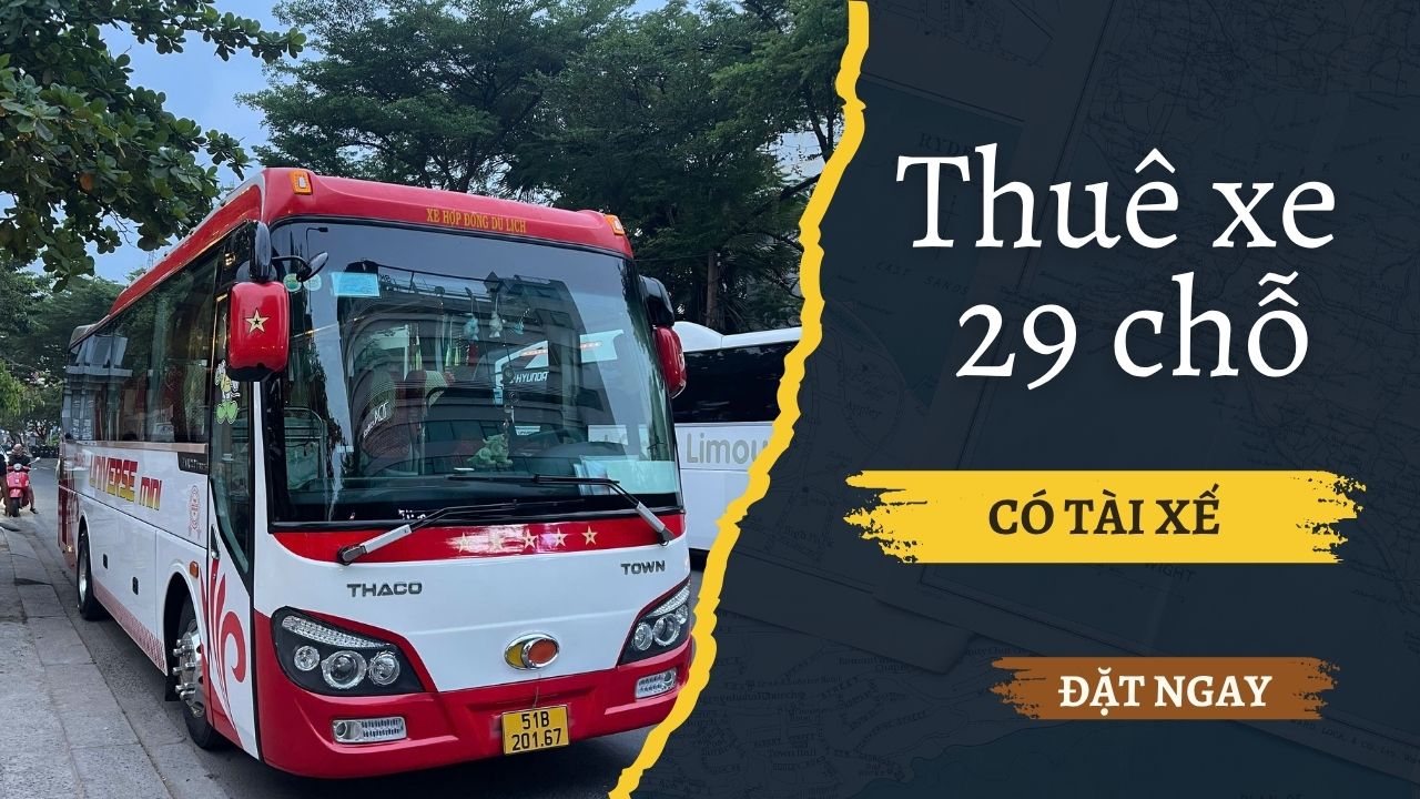 Xe du lịch thuê xe 29 chỗ có tài xế đời mới, ngoại thất màu trắng/vàng sang trọng, sẵn sàng khởi hành.